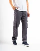 Pantalón cargo de color gris, confeccionado en algodón con spandex. Presenta un diseño utilitario con siete bolsillos: tres frontales, dos traseros con solapa y dos laterales con botones. Incluye refuerzos en puntos de tensión y cierre frontal metálico.