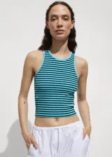 Top de tirantes con diseño de rayas azul claro y negro, de ajuste ceñido.