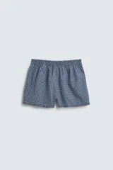 Calzoncillo tipo bóxer confeccionado en popelín de algodón con estampado de cuadros azules y blancos.