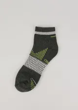 Medias deportivas tobilleras grises con detalles en verde y blanco.