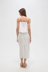 Falda midi de algodón color crudo con rayas verticales negras y tajo frontal.