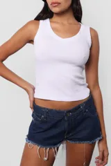 Musculosa de morley de algodón color rosa, sin mangas y con escote en V.