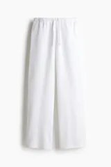 Pantalón jogger blanco de corte amplio, con cintura elástica ajustable con cordón y bolsillos laterales.