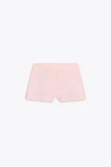 Bermuda de tiro medio color rosa, confeccionada en lino, con bolsillos delanteros y falsos bolsillos de vivo en la espalda.