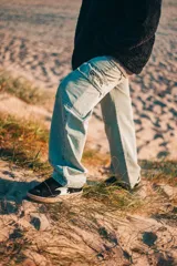 Pantalón cargo de denim celeste con bolsillos laterales con solapa y logo bordado en negro.