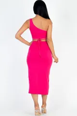 Conjunto de falda y top fucsia. Falda midi con tajo lateral, frunce y cordón ajustable.