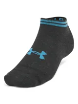 Medias grises de corte bajo con rayas rosas en el tobillo y en la puntera, con logo de Under Armour en el empeine.