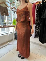 Top color borgoña con breteles finos y volados en el ruedo.