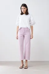 Pantalón jean culotte color rosa pastel.