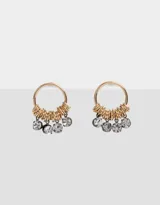 Aros colgantes cortos circulares dorados con arandelas y dijes de strass.