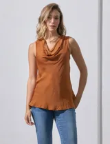 Blusa color marrón de satén sin mangas con cuello volcado.