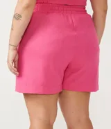 Short de lino color fucsia con cintura elástica y lazo ajustable.