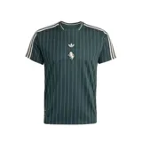 Camiseta Adidas de fútbol del Juventus, color verde oscuro con finas rayas verticales blancas, mangas cortas con las tres líneas blancas características de la marca en los hombros y logo de Adidas y escudo del club bordados en el pecho.