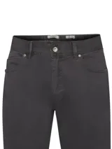 Pantalón de gabardina color gris oscuro, corte recto y tecnología Natural Flex.