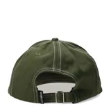 Gorra negra con logo KristoBelga en beige.
