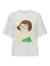 Camiseta blanca de algodón con cuello redondo y mangas cortas. Estampado frontal con una ilustración de una mujer con gafas de sol y la frase "Sunshine and Cocktails".
