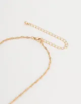 Cadena corta dorada con dije de la letra A cubierto de strass.