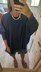 Buzo de tejido waffle color azul marino, de corte muy holgado y mangas largas con puños ajustados.