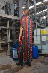 Túnica larga estampada con escote en V y tajos laterales. Diseño holgado y mangas cortas.