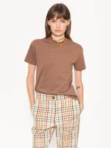 Remera de algodón color marrón, manga corta y cuello redondo, con apliques de pequeños brillos dispersos en el frente.