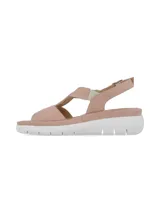 Sandalias de cuero color gris claro con tiras cruzadas y elástico. Suela de plataforma blanca.