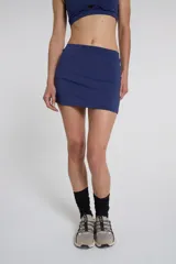 Minifalda deportiva azul marino de tejido Activelu con cintura alta de 4 cm y compresión media. No incluye calza debajo.