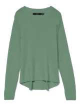 Sweater verde de tejido texturizado, con cuello redondo y mangas largas.