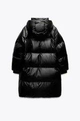 Plumífero largo negro con cuello alto y capucha ajustable con cordón elástico y stopper. Manga larga y puño interior en tejido efecto scuba. Bolsillos en delantero con interior en polar fleece. Bajo ajustable con cordón elástico y stopper. Cierre frontal con cremallera termosellada.