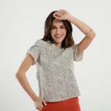 Blusa de estampado de manchas en tonos marrones y negro, de corte recto y mangas cortas.