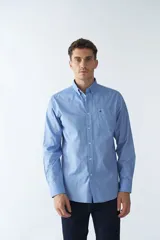 Camisa blanca de manga larga, corte regular, cuello mao, con bolsillo en el pecho y logo bordado.