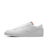 Zapatillas Nike Blazer Low '77 color blanco con logo Swoosh en cuero blanco y detalles en color crema en el talón y la lengüeta.