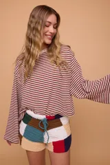 Short tejido a crochet con bloques de colores en tonos beige, marrón, verde, rojo y azul.