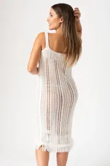 Vestido blanco de algodón con terminaciones de flecos en el ruedo.