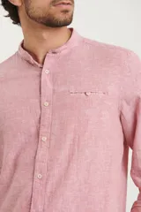 Camisa rosada de lino y algodón, con cuello mao, manga larga y bolsillo de parche en el pecho.