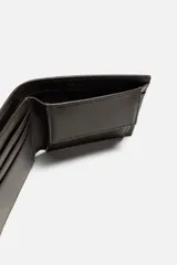 Billetera de cuero color marrón oscuro con textura granulada. Cuenta con un compartimento para billetes, tres compartimentos para tarjetas y un monedero con cierre mediante clip.
