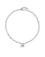 Collar plateado con cadena de eslabones pequeños y dijes de estrellas.