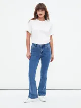 Jean de mezclilla azul de tiro alto, corte ajustado en muslos y pierna acampanada (estilo Oxford o flare).