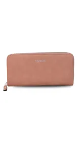 Billetera larga color beige de símil cuero, con cierre perimetral y bolsillo trasero con cierre.