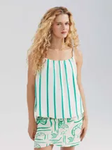 Blusa sin mangas blanca con rayas verticales verdes y tirantes finos.