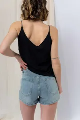 Musculosa lila de breteles finos con escote en V en el frente y espalda en U, confeccionada en tejido fluido con leve textura satinada.