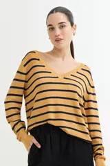 Sweater de punto color mostaza con rayas horizontales azul marino, escote en V y mangas largas.