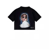 Remera crop negra de manga corta, con cuello redondo. Presenta un estampado frontal de la cantante Tini Stoessel con gafas de sol, sobre un fondo azul oscuro. Incluye un parche con logos en la parte inferior derecha.