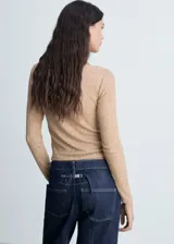Camiseta gris de punto con cuello redondo y manga larga.