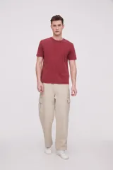 Remera bordeaux de algodón con cuello redondo y mangas cortas.