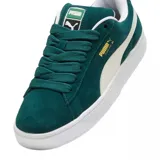Championes Puma Suede XL color lila con detalles en blanco y suela color caramelo.