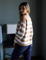 Buzo de cuello alto a rayas horizontales color marrón y blanco, marca Elie Tahari.