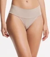 Bombacha de bikini color beige, de corte clásico, con cintura ancha y sin estampado.