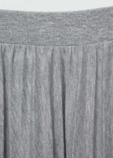 Falda midi plisada de poliéster color gris con cintura elástica.