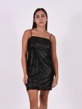 Vestido corto negro de lentejuelas con breteles finos.
