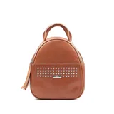 Mochila pequeña color suela, de cuero, con cierre superior y bolsillo frontal con tachas plateadas.